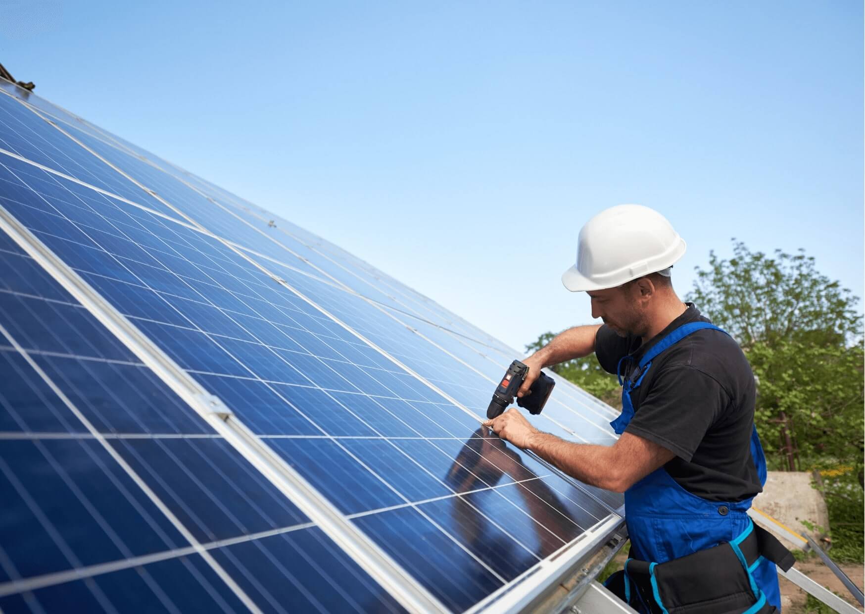 Técnico Instalando Painel Solar - energia solar